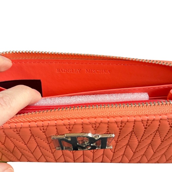 Badgley Mischka Coral Quilted Vegan Leather Zip Around Wallet BM-1140 - Picture 8 of 9